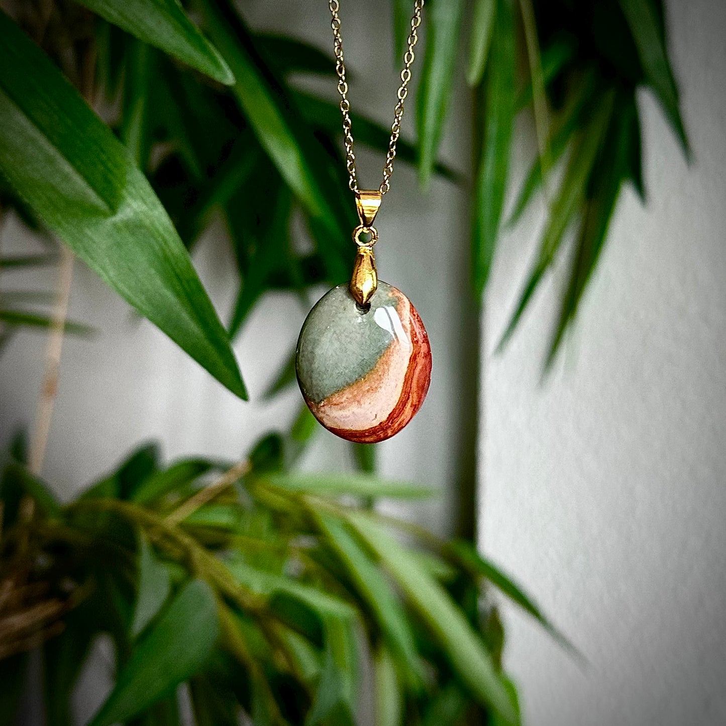 Polychroom jaspis kettinghangers - goud