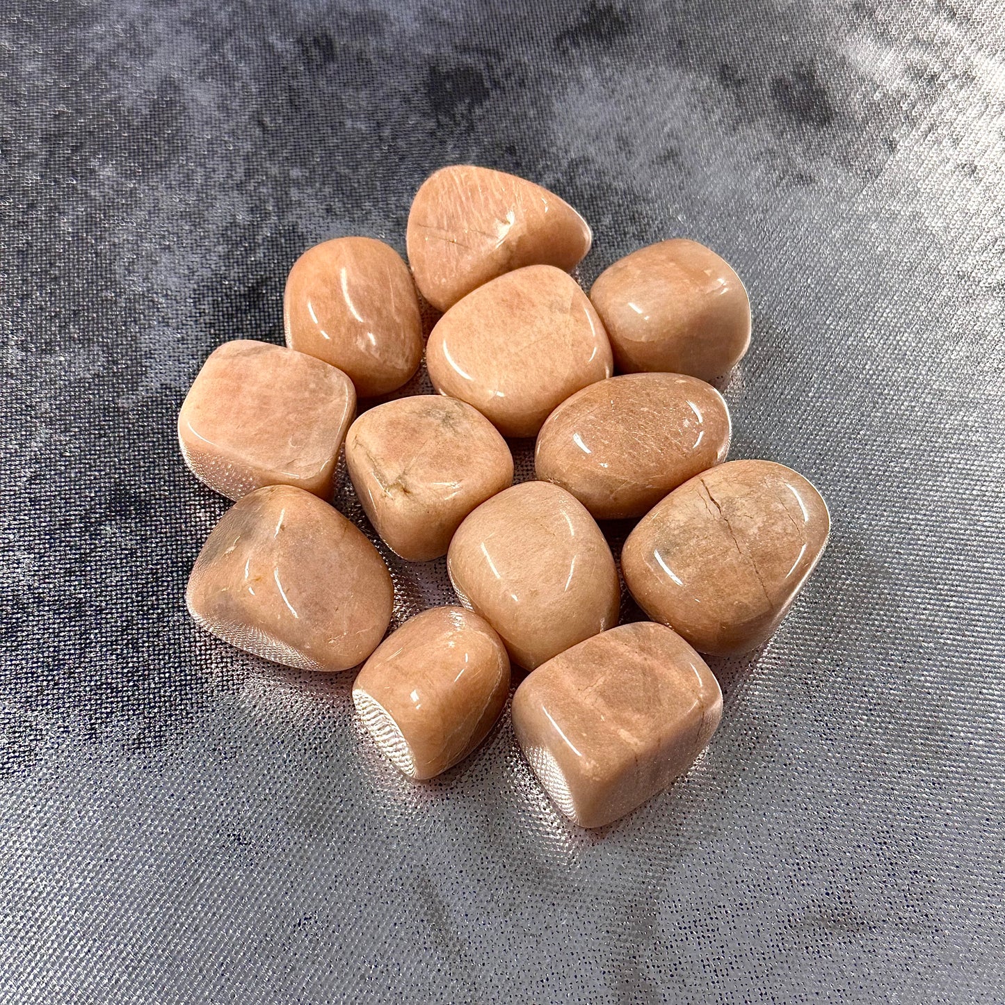 Perzik maansteen trommelsteen S