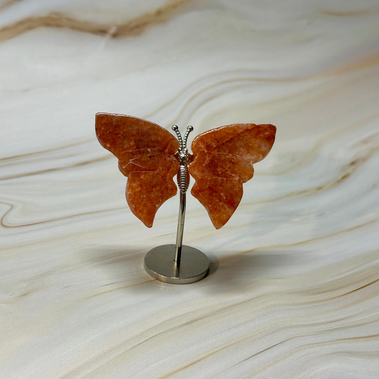 Kleine vlinder op standaard zilver