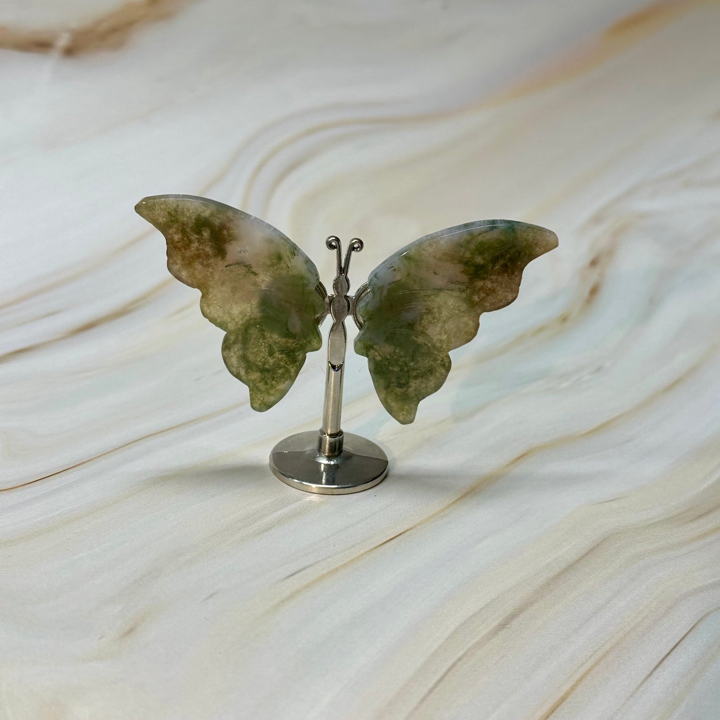 Kleine vlinder op standaard zilver