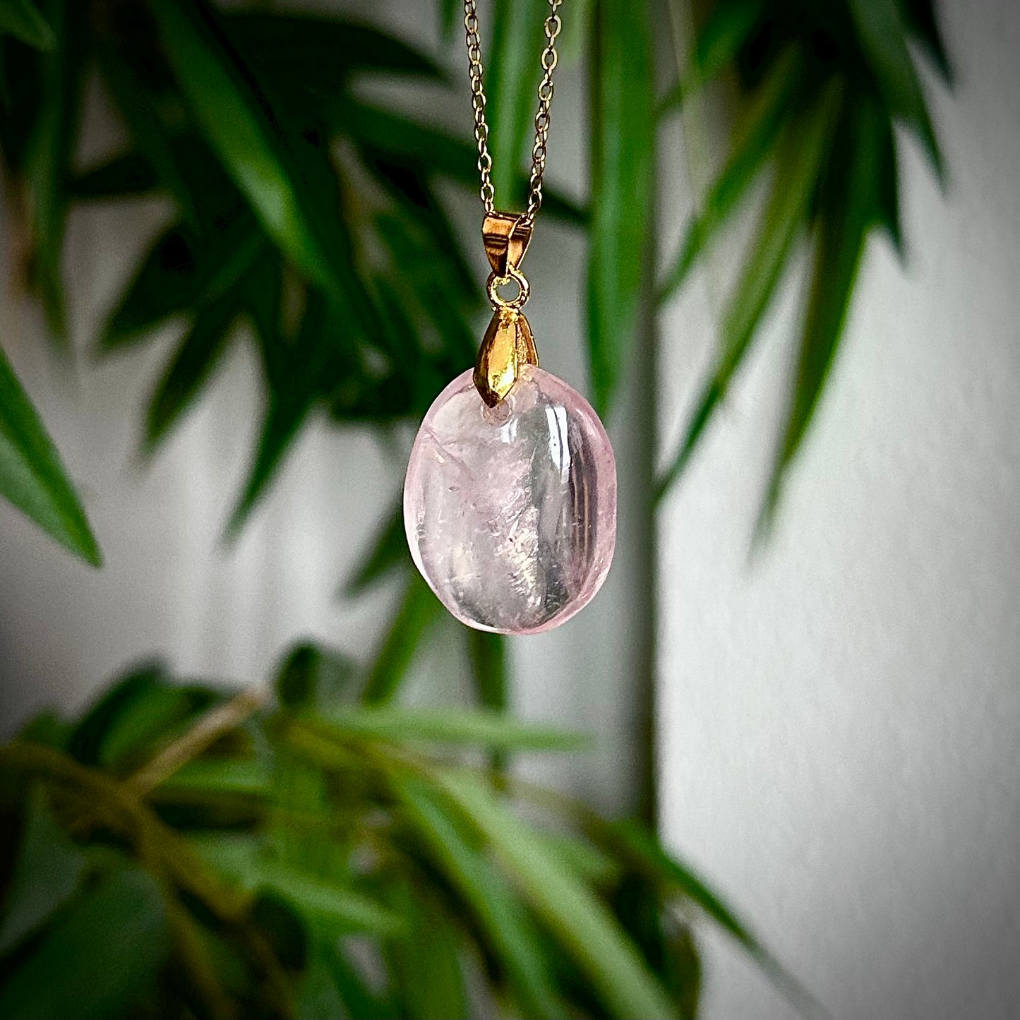 Rozenkwarts kettinghangers - goud
