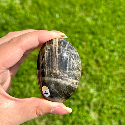 Zwarte maansteen handsteen #39