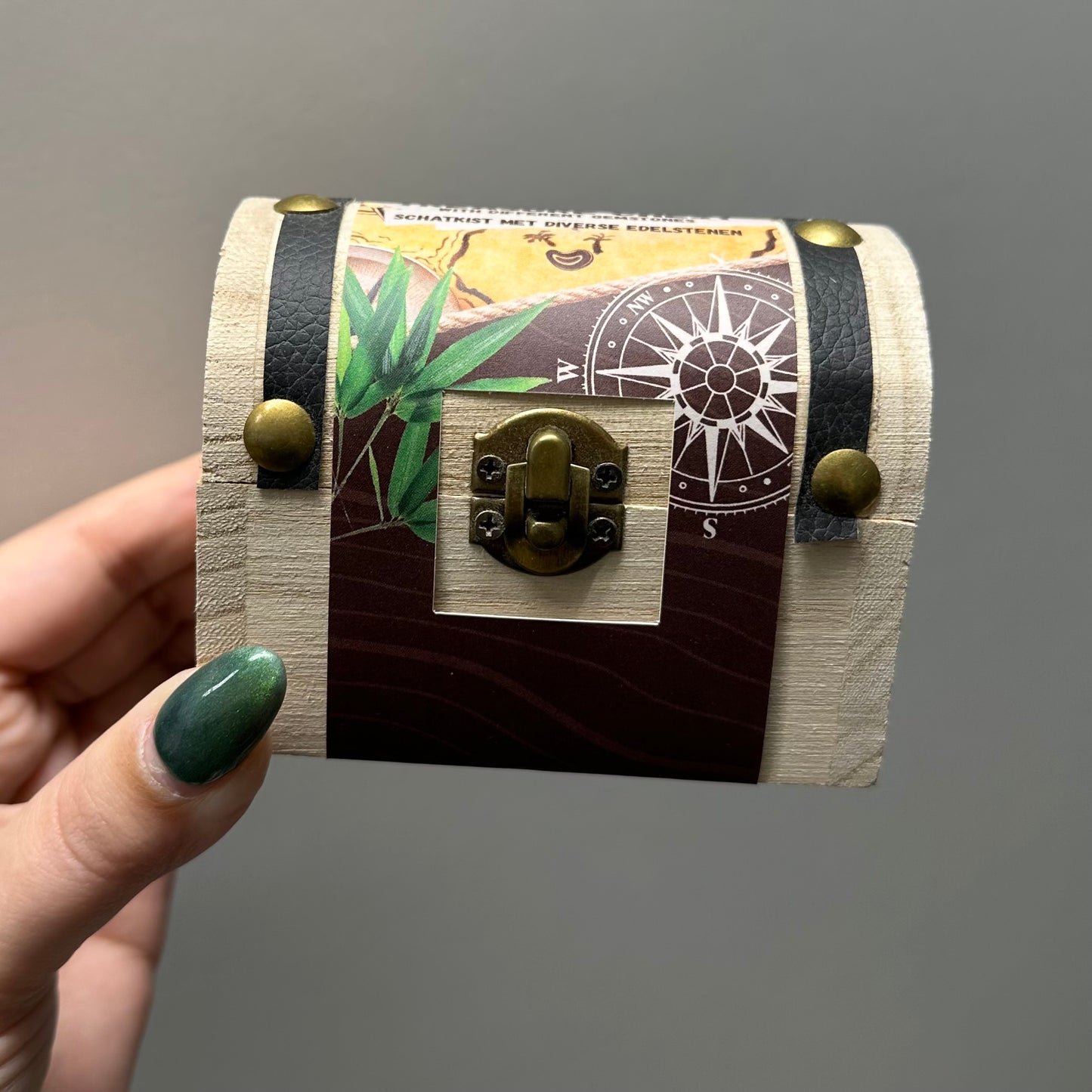 Schatkistje met trommelstenen.