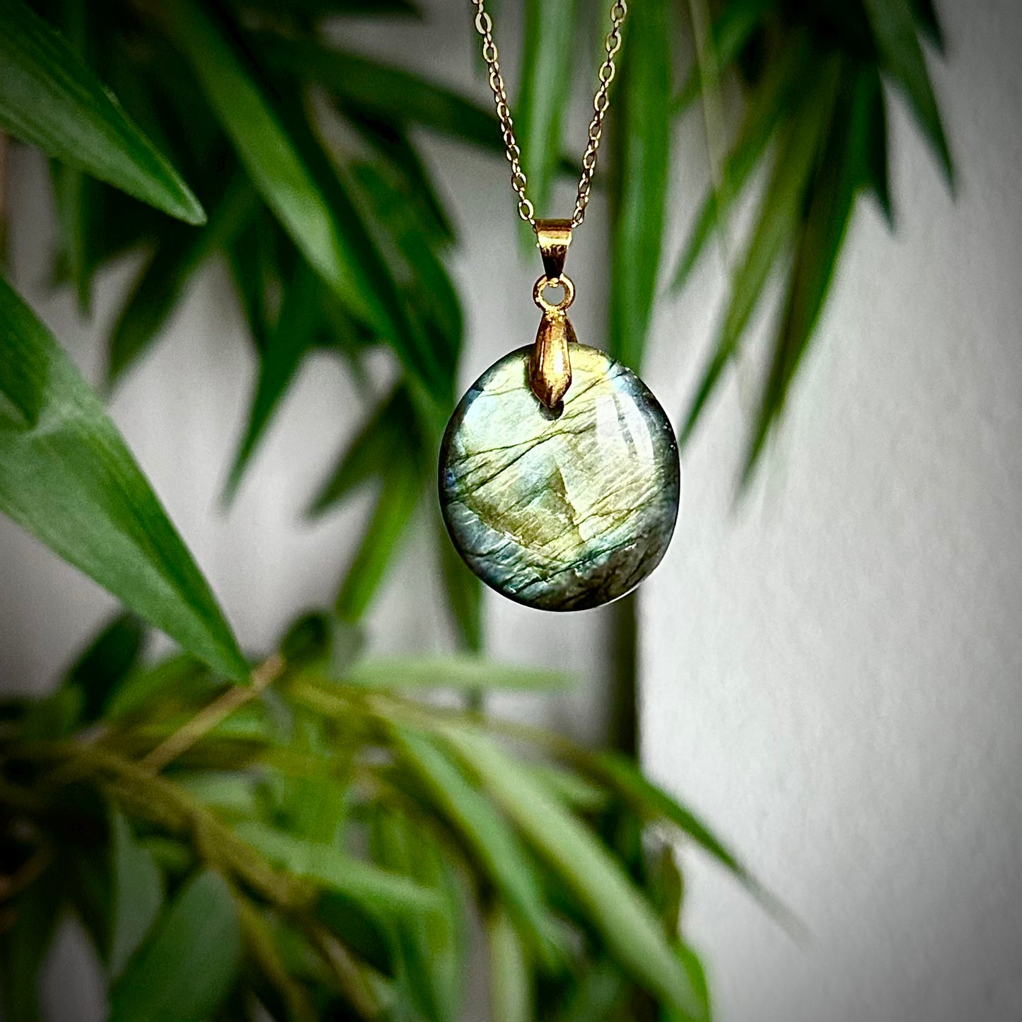 Labradoriet kettinghangers - goud