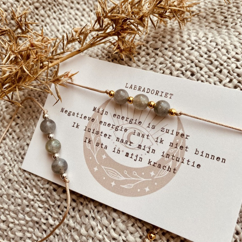 Diverse edelsteen armbandjes met satijnkoord