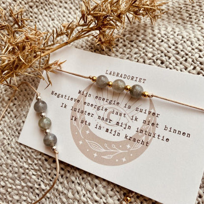 Diverse edelsteen armbandjes met satijnkoord