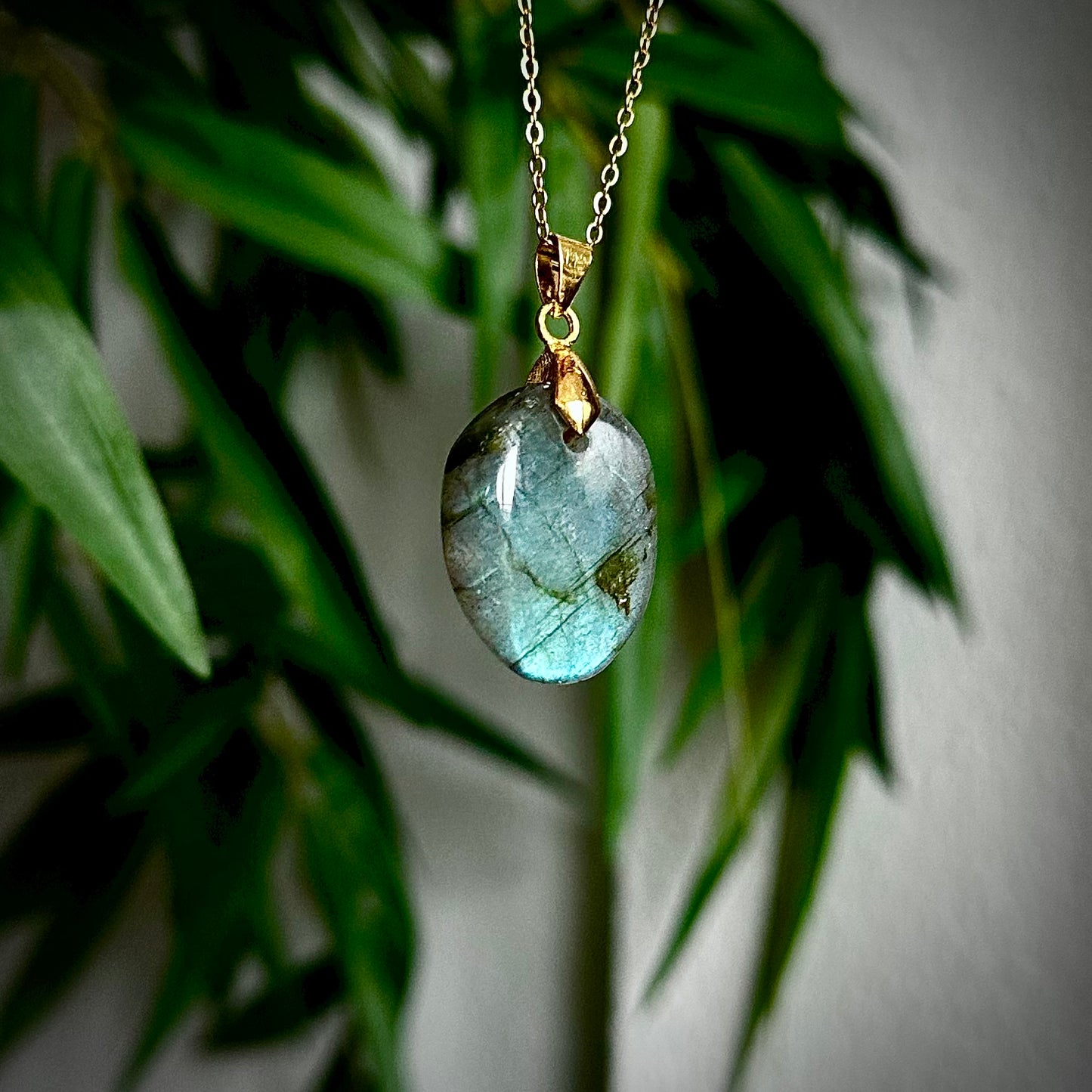 Labradoriet kettinghangers - goud