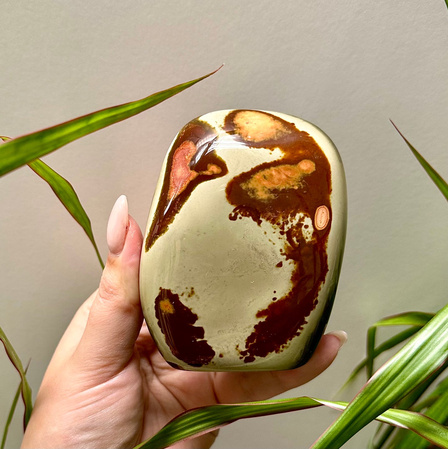 Polychroom jaspis sculptuur #42