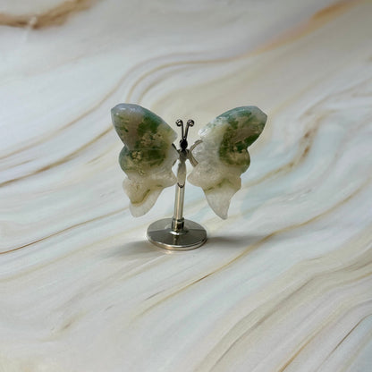 Kleine vlinder op standaard zilver