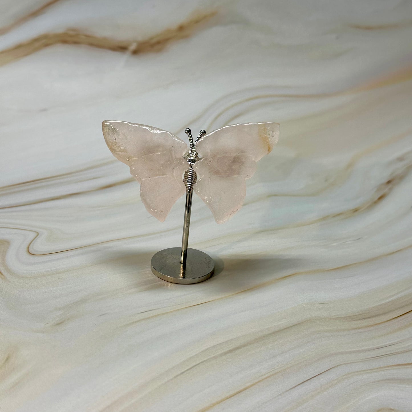 Kleine vlinder op standaard zilver