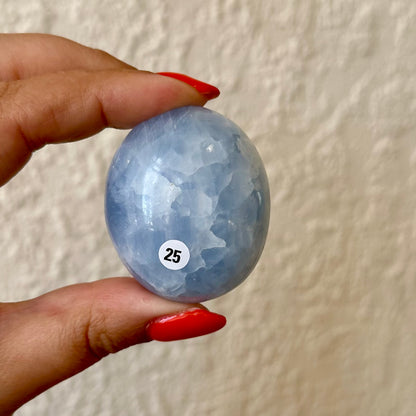 Blauwe calciet handstenen