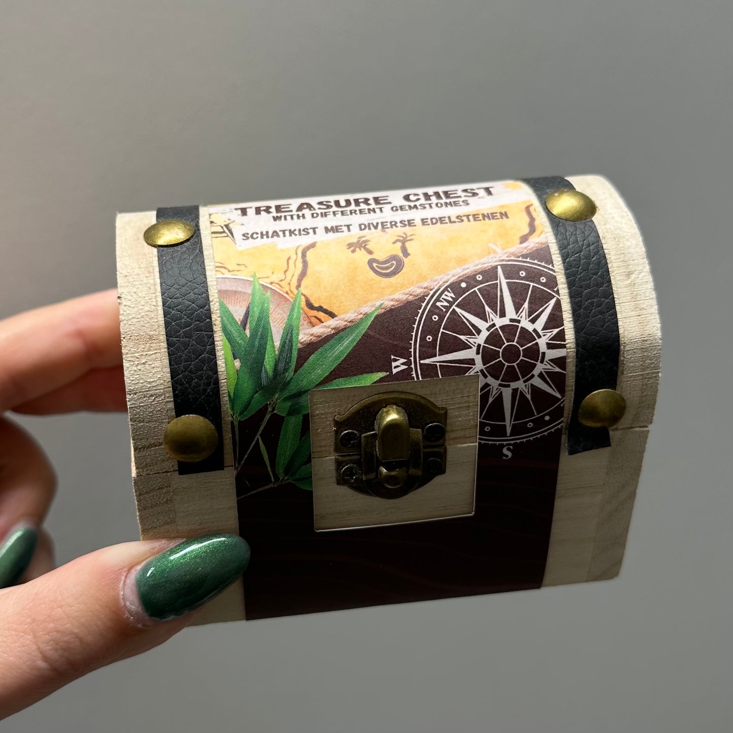 Schatkistje met trommelstenen.