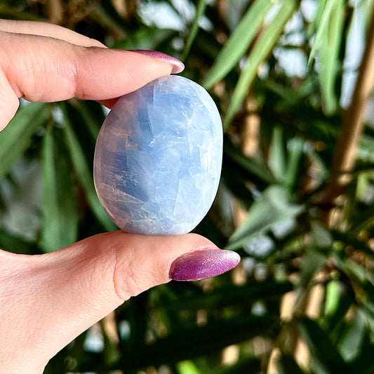 Blauwe calciet handsteen #460