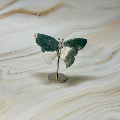 Kleine vlinder op standaard zilver