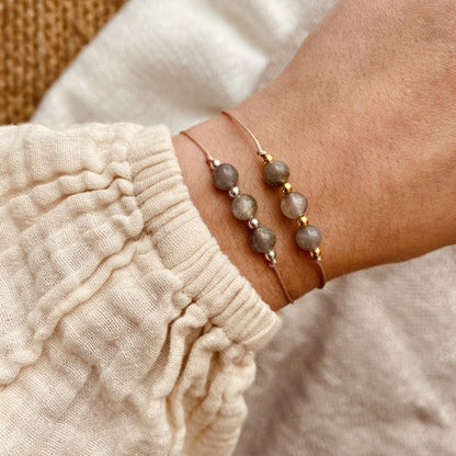 Diverse edelsteen armbandjes met satijnkoord