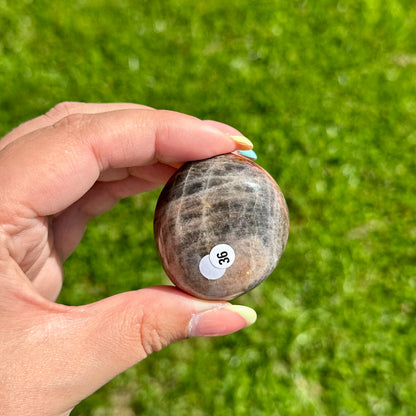 Zwarte maansteen handsteen #36