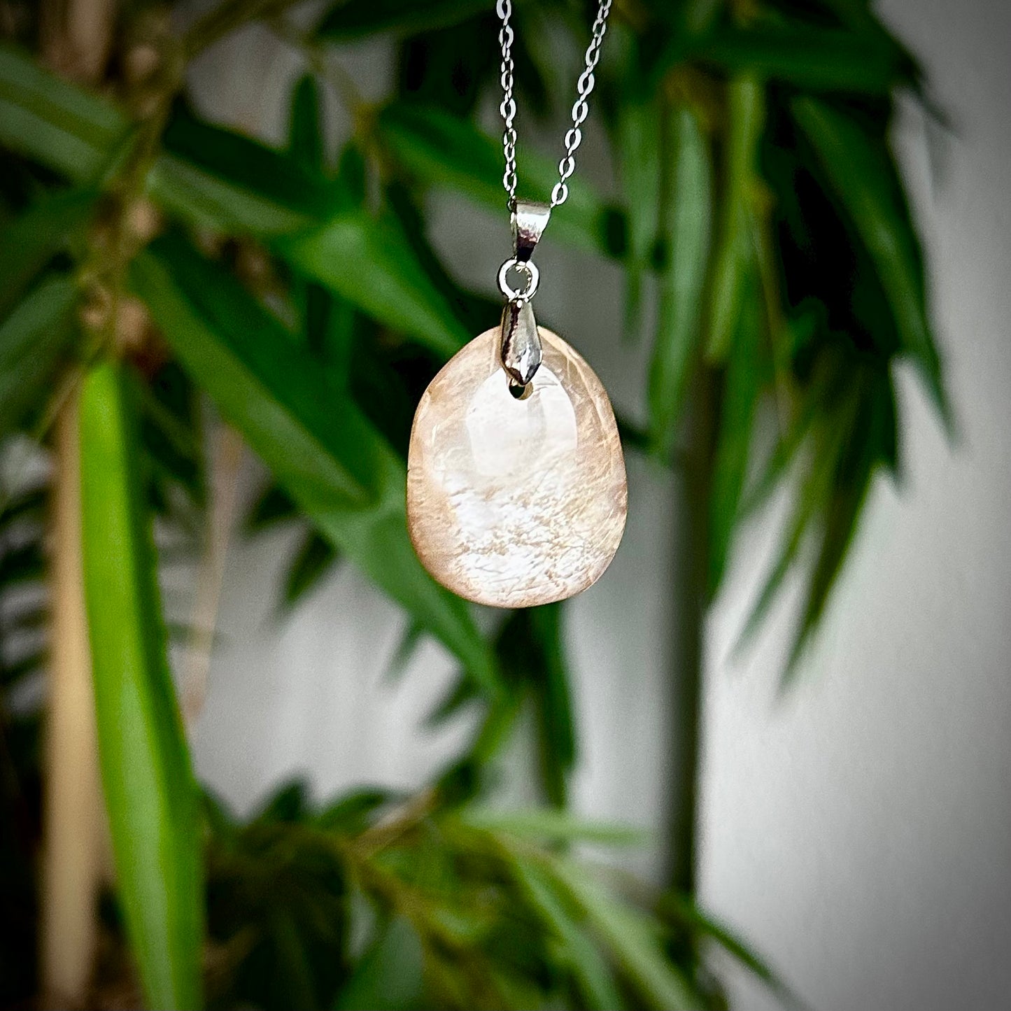 Lichte maansteen kettinghangers - zilver