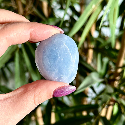 Blauwe calciet handsteen #452