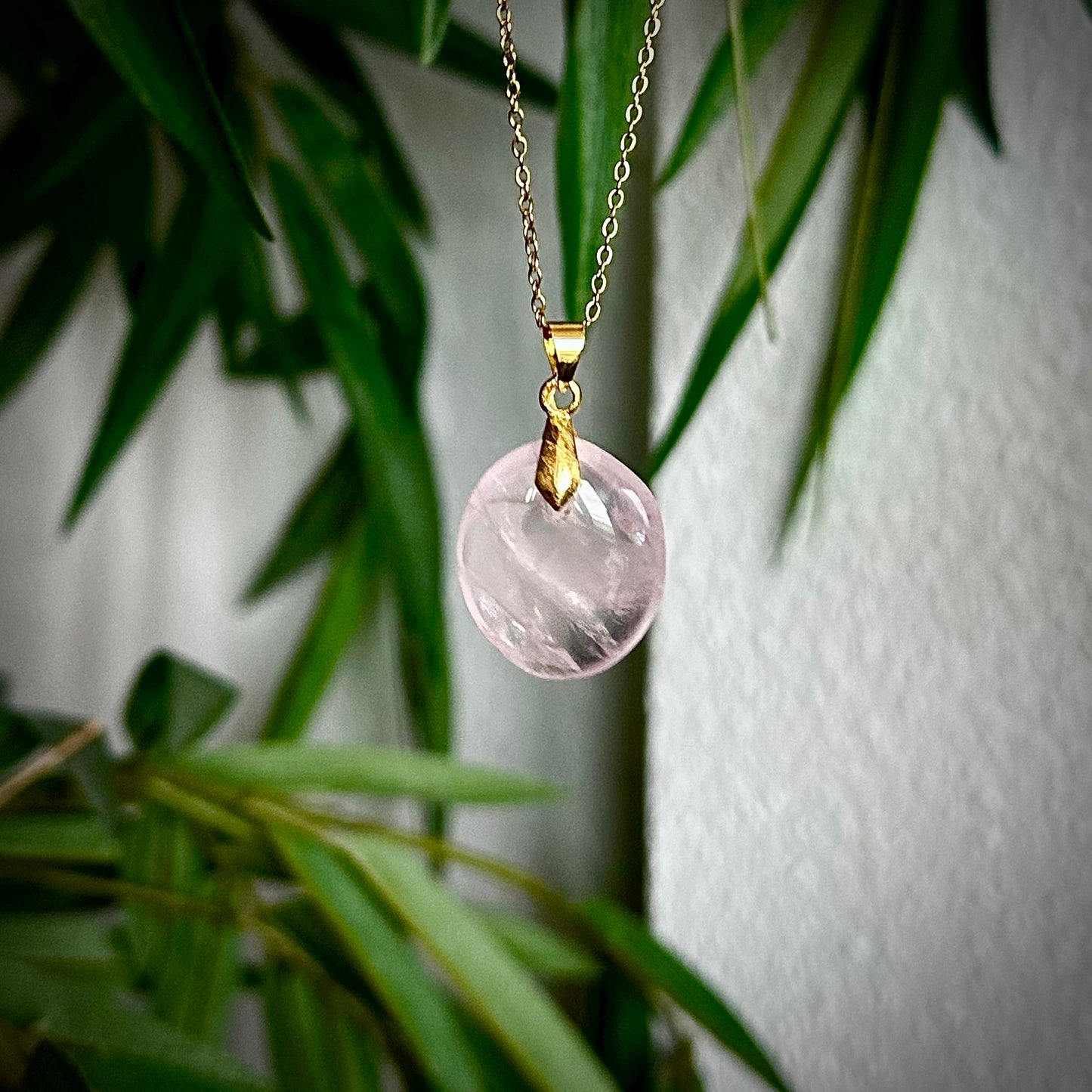 Rozenkwarts kettinghangers - goud