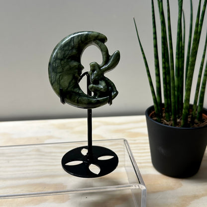 Groene jade elfje op maan