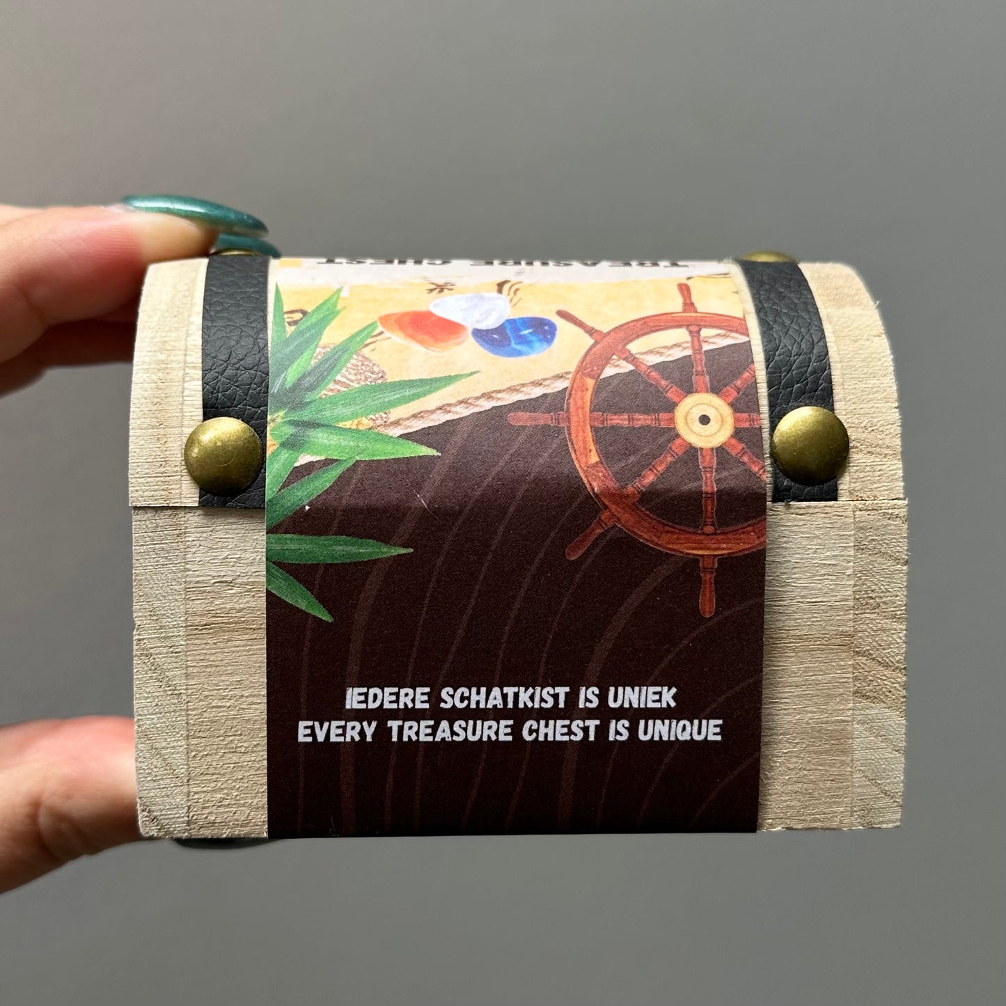 Schatkistje met trommelstenen.