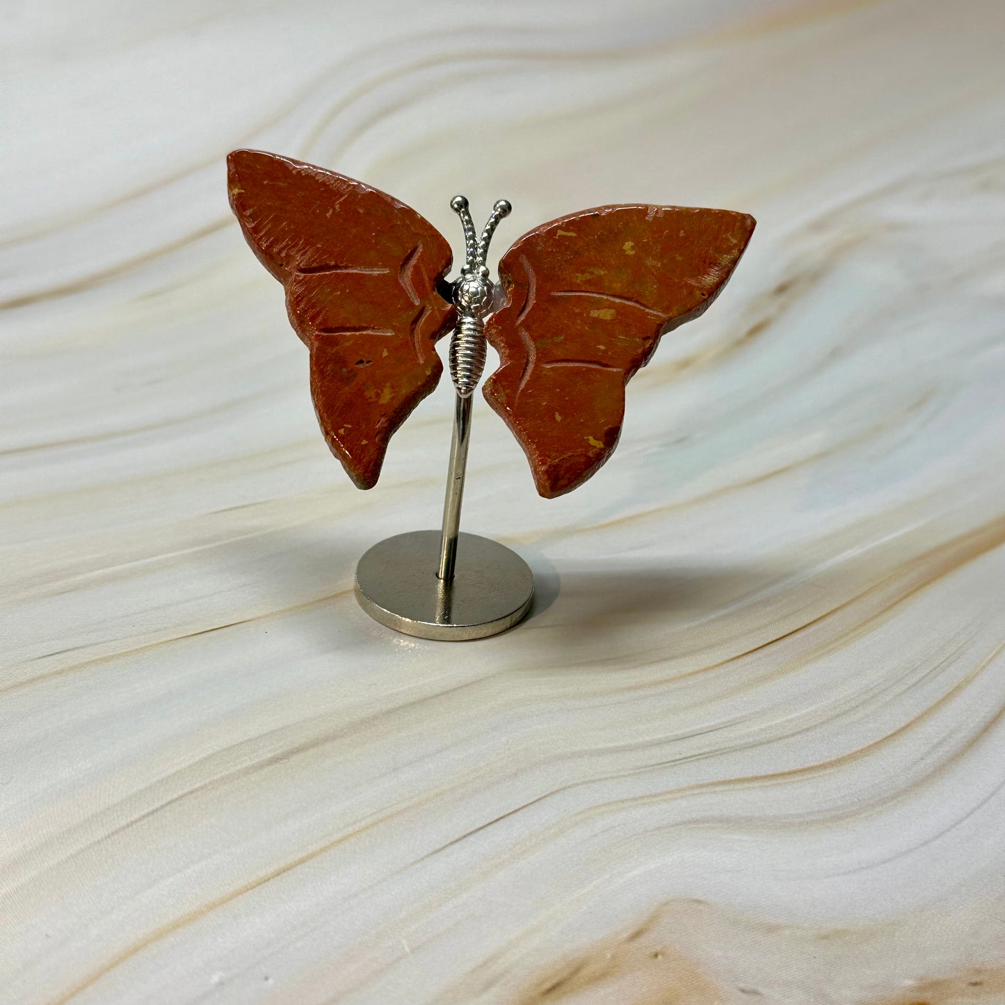 Kleine vlinder op standaard zilver