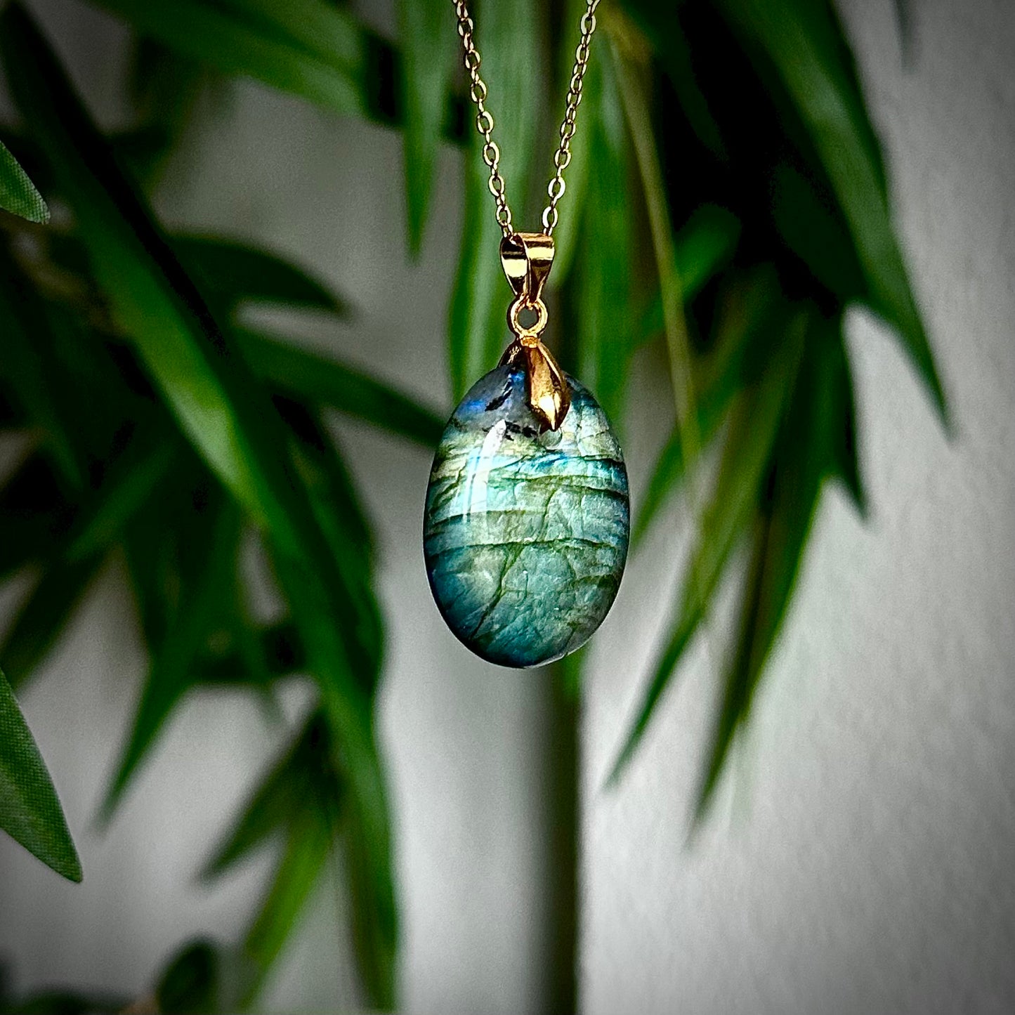 Labradoriet kettinghangers - goud