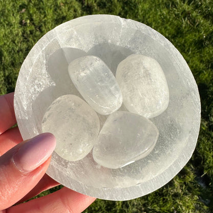 Calciet met regenboogjes trommelsteen M