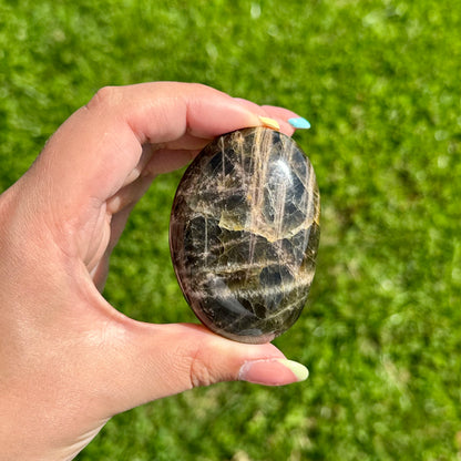 Zwarte maansteen handsteen #39