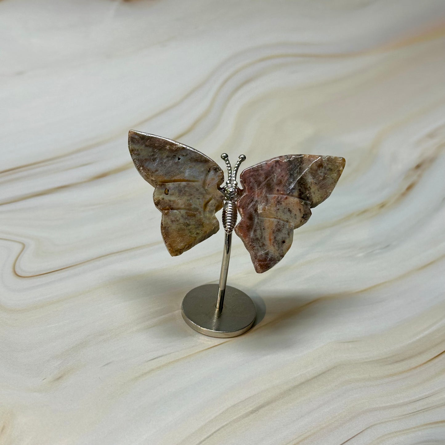 Kleine vlinder op standaard zilver