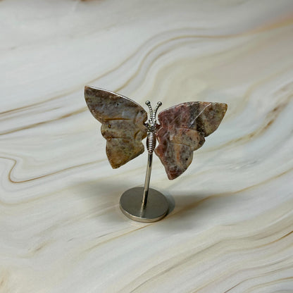 Kleine vlinder op standaard zilver