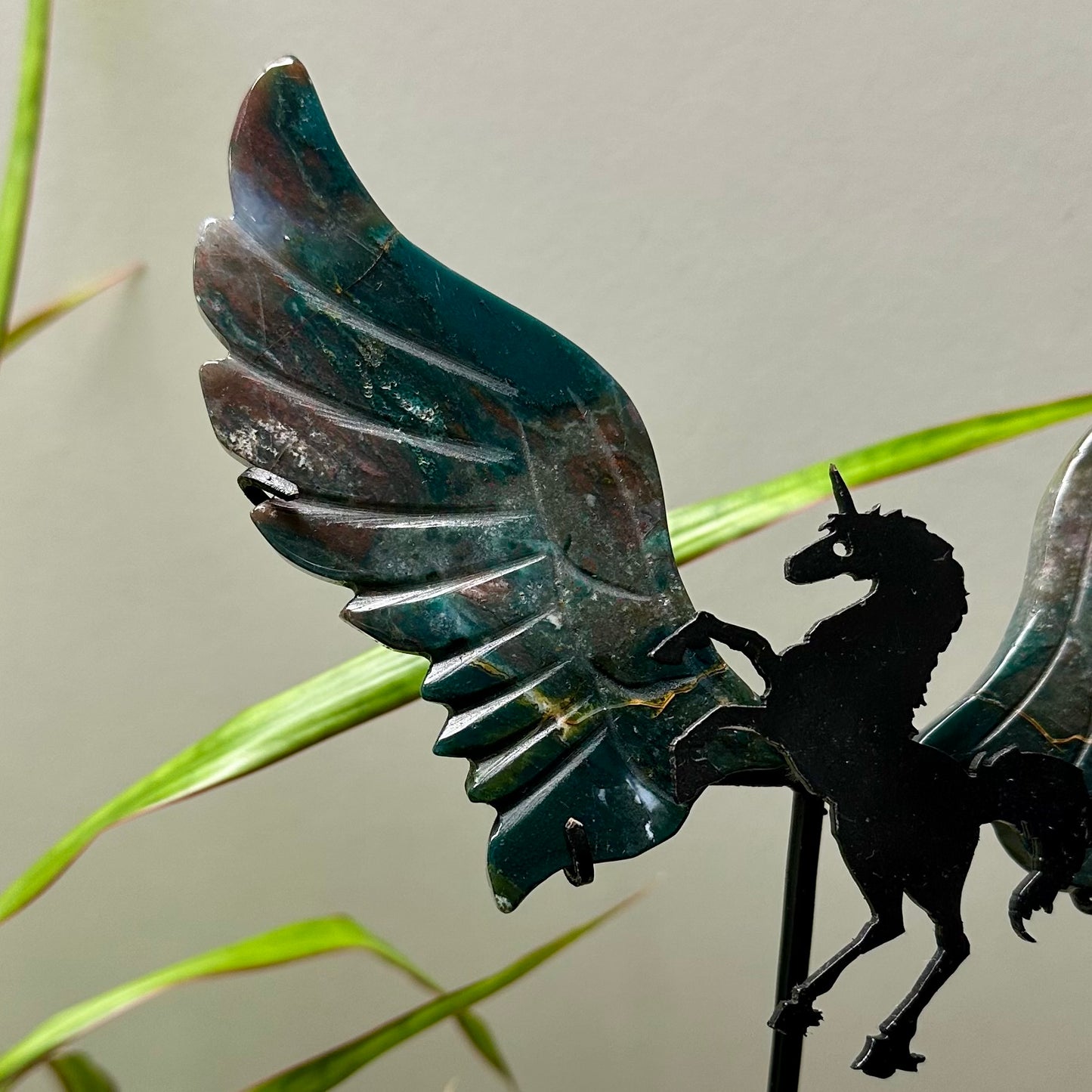 Oceaan jaspis unicorn op standaard