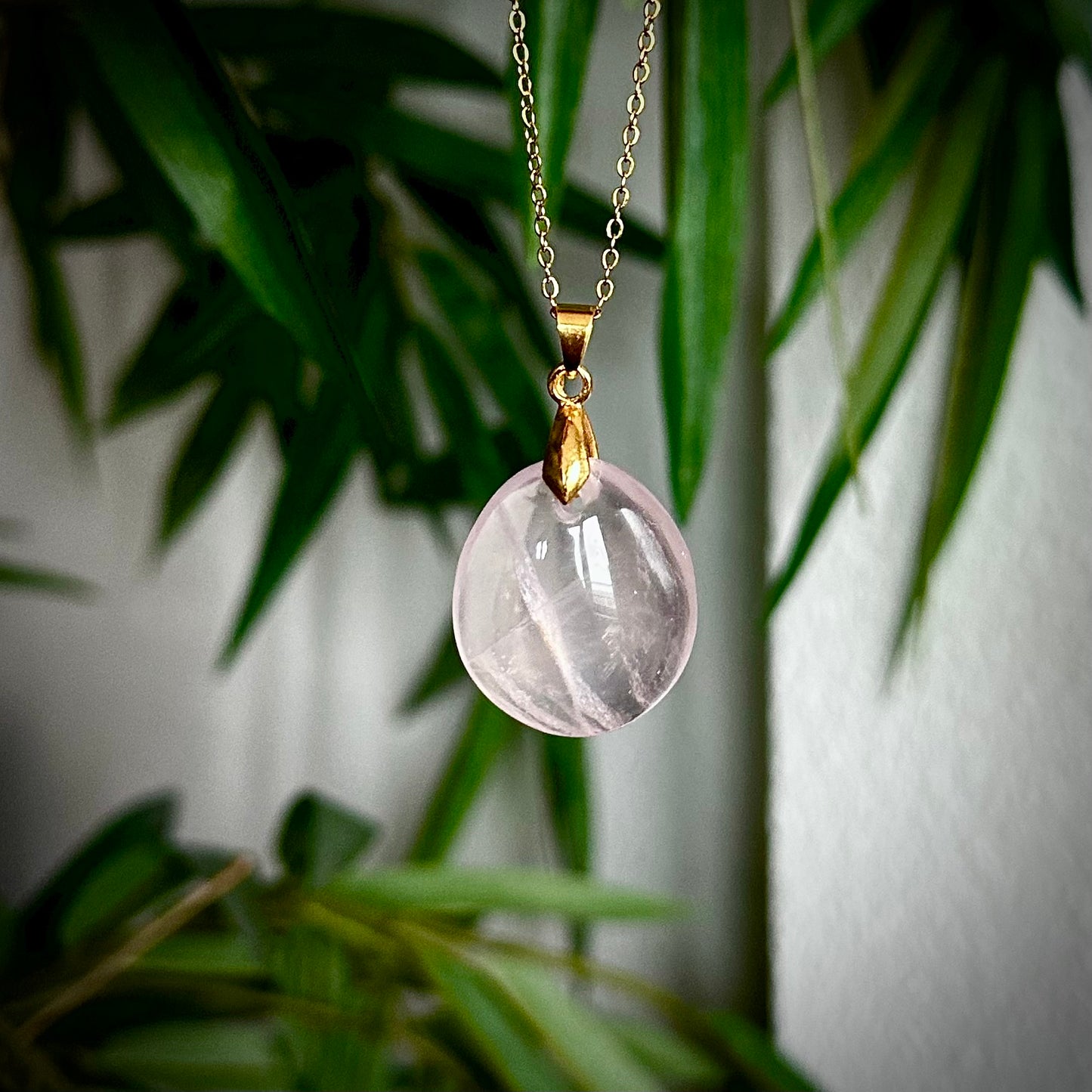 Rozenkwarts kettinghangers - goud
