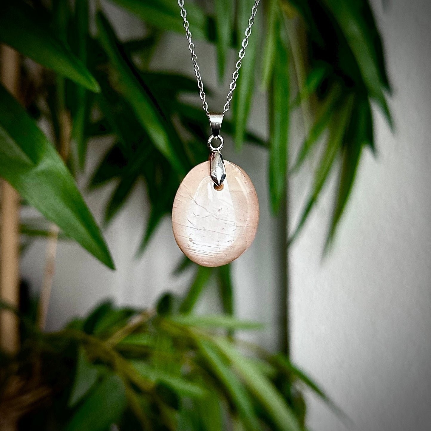 Lichte maansteen kettinghangers - zilver