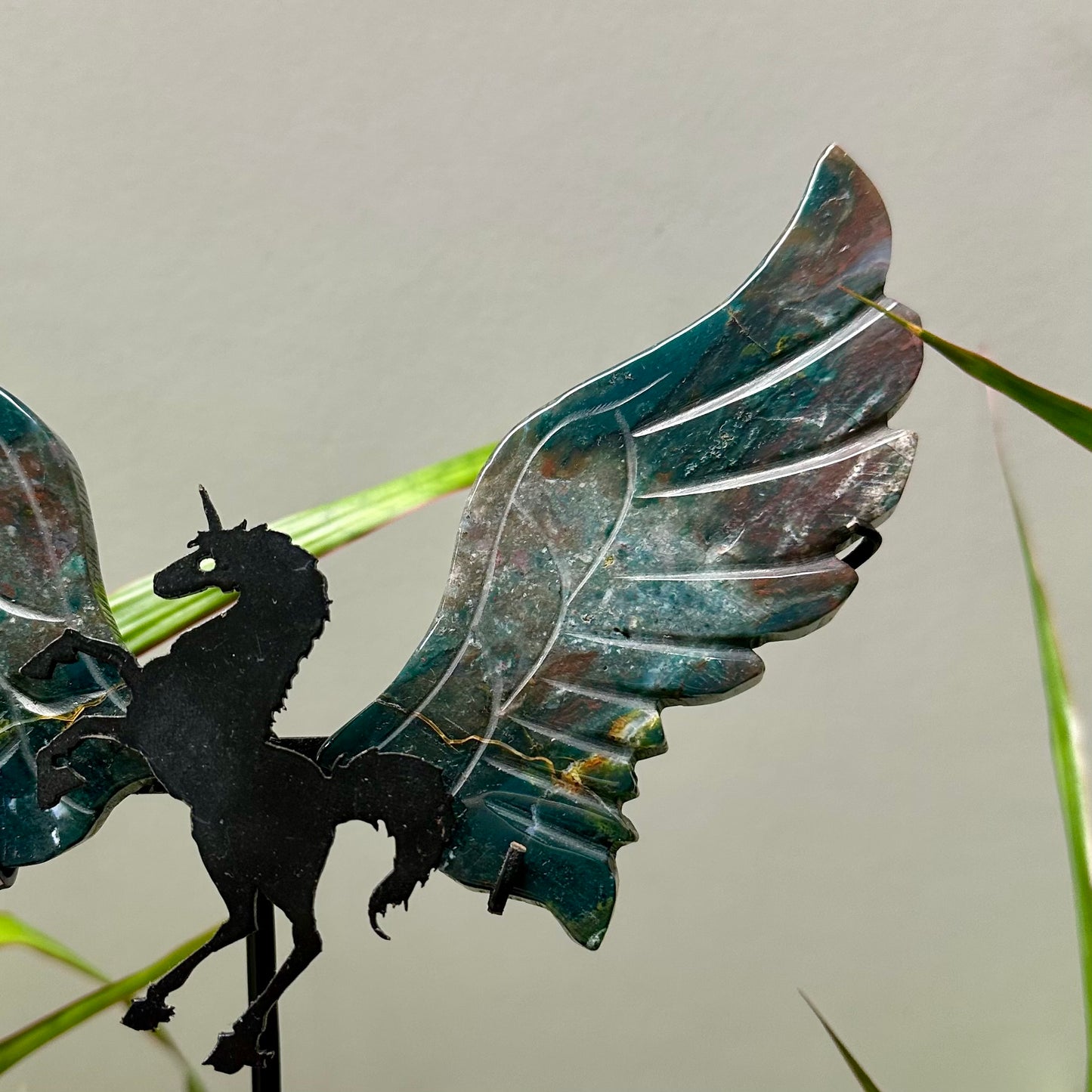 Oceaan jaspis unicorn op standaard