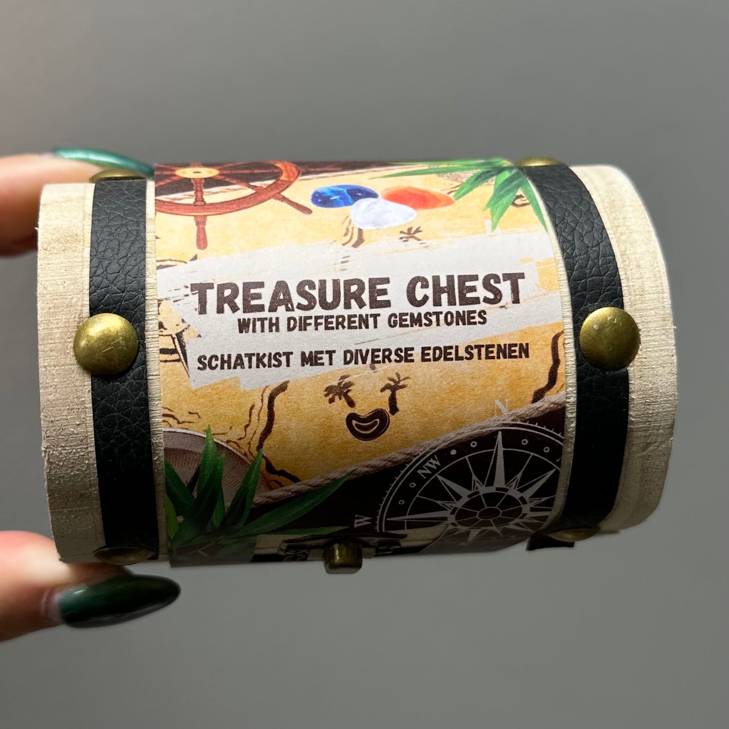 Schatkistje met trommelstenen.