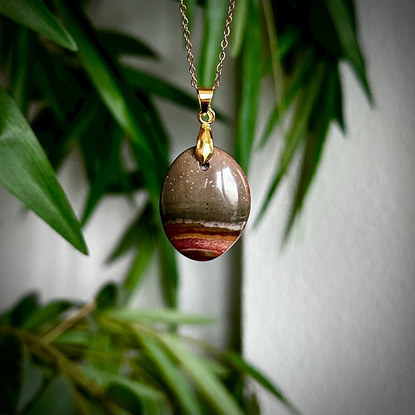 Polychroom jaspis kettinghangers - goud