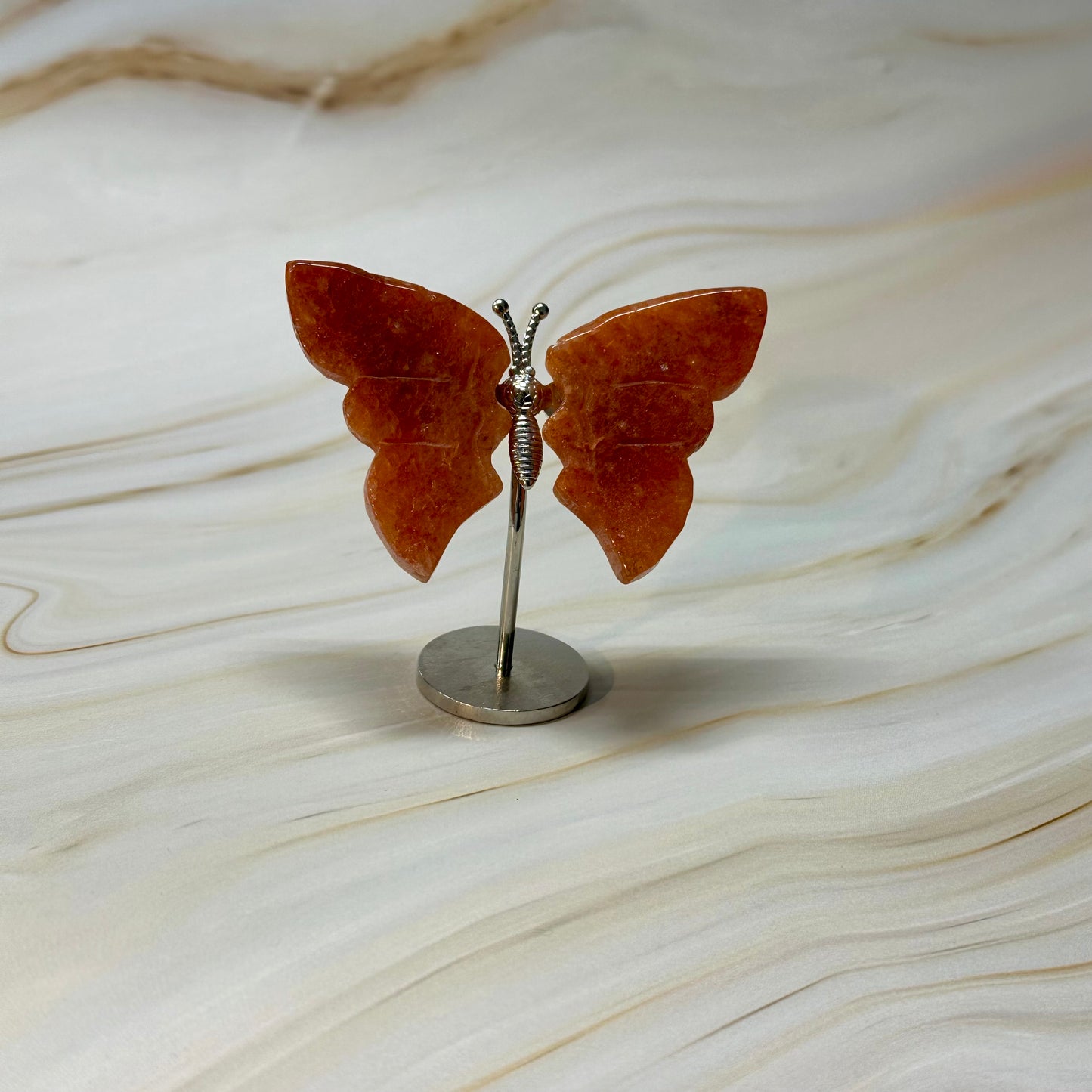 Kleine vlinder op standaard zilver