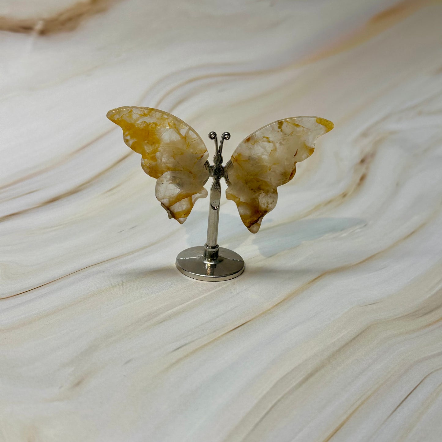 Kleine vlinder op standaard zilver