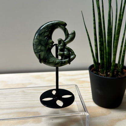 Groene jade elfje op maan