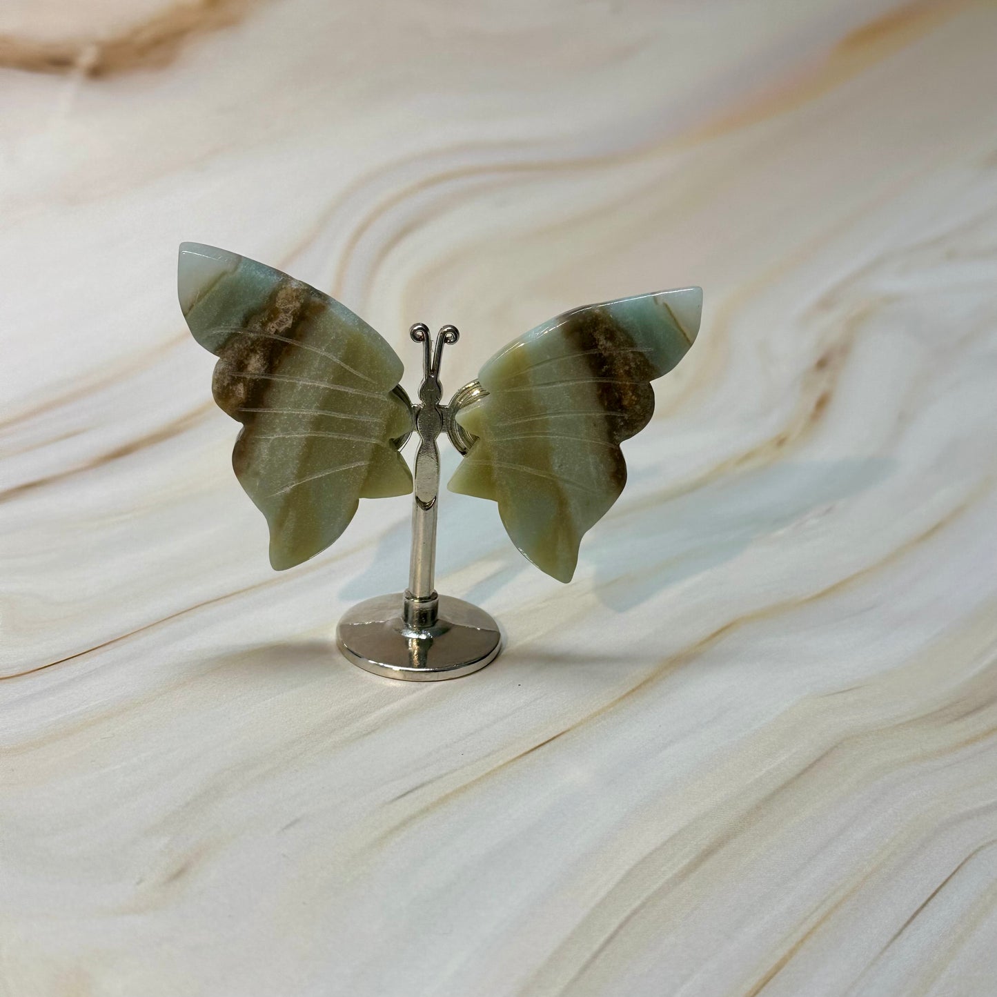 Kleine vlinder op standaard zilver