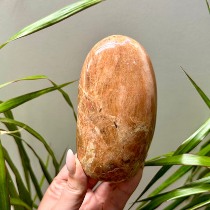 Perzik maansteen sculptuur #23