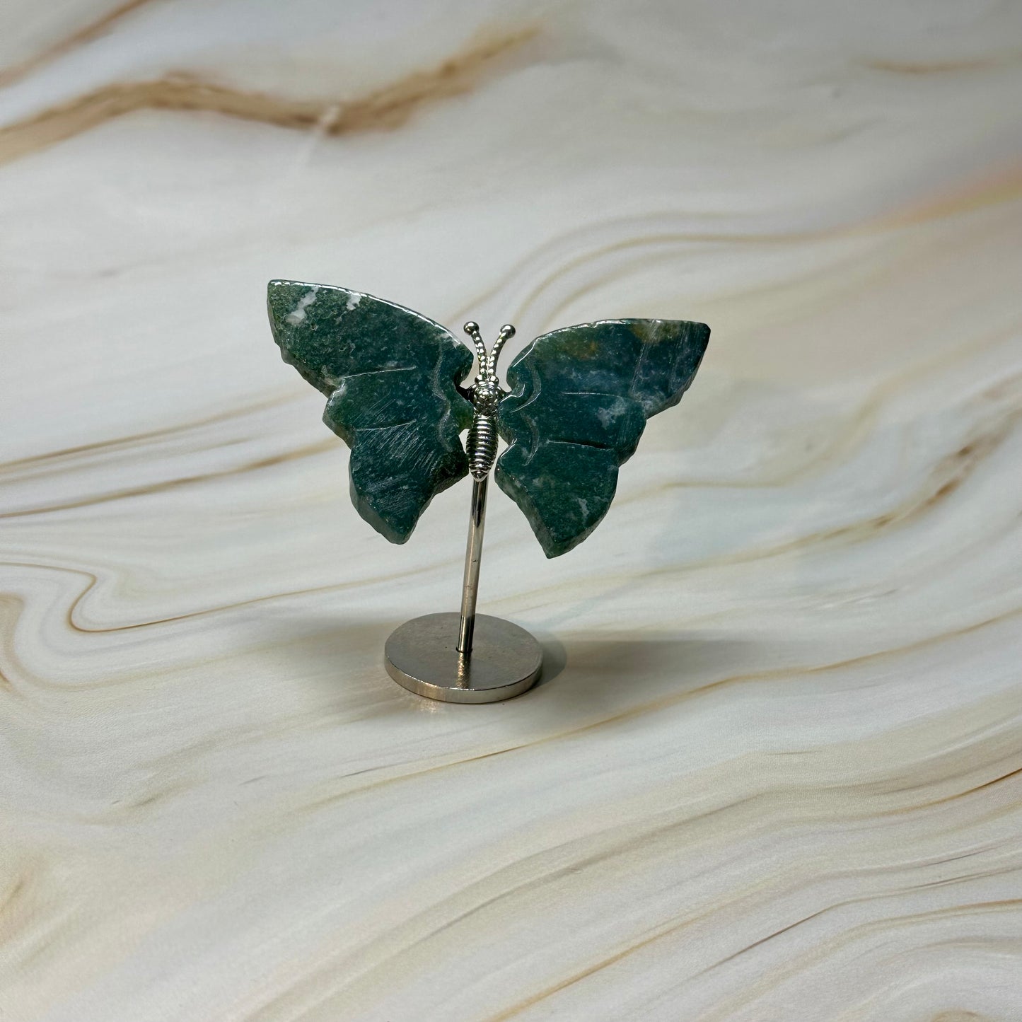 Kleine vlinder op standaard zilver