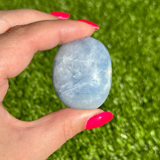 Blauwe calciet handsteen #143
