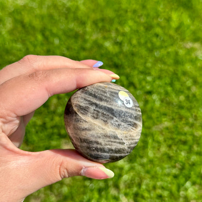 Zwarte maansteen handsteen #34