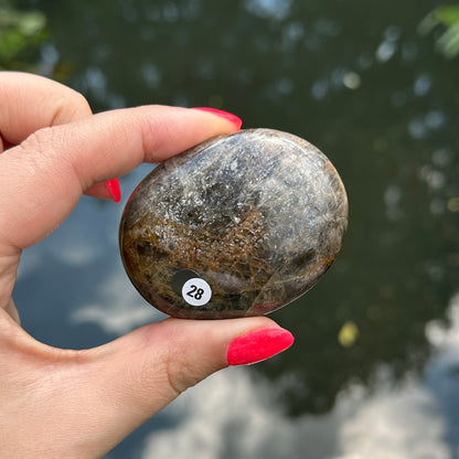 Zwarte maansteen handsteen #28