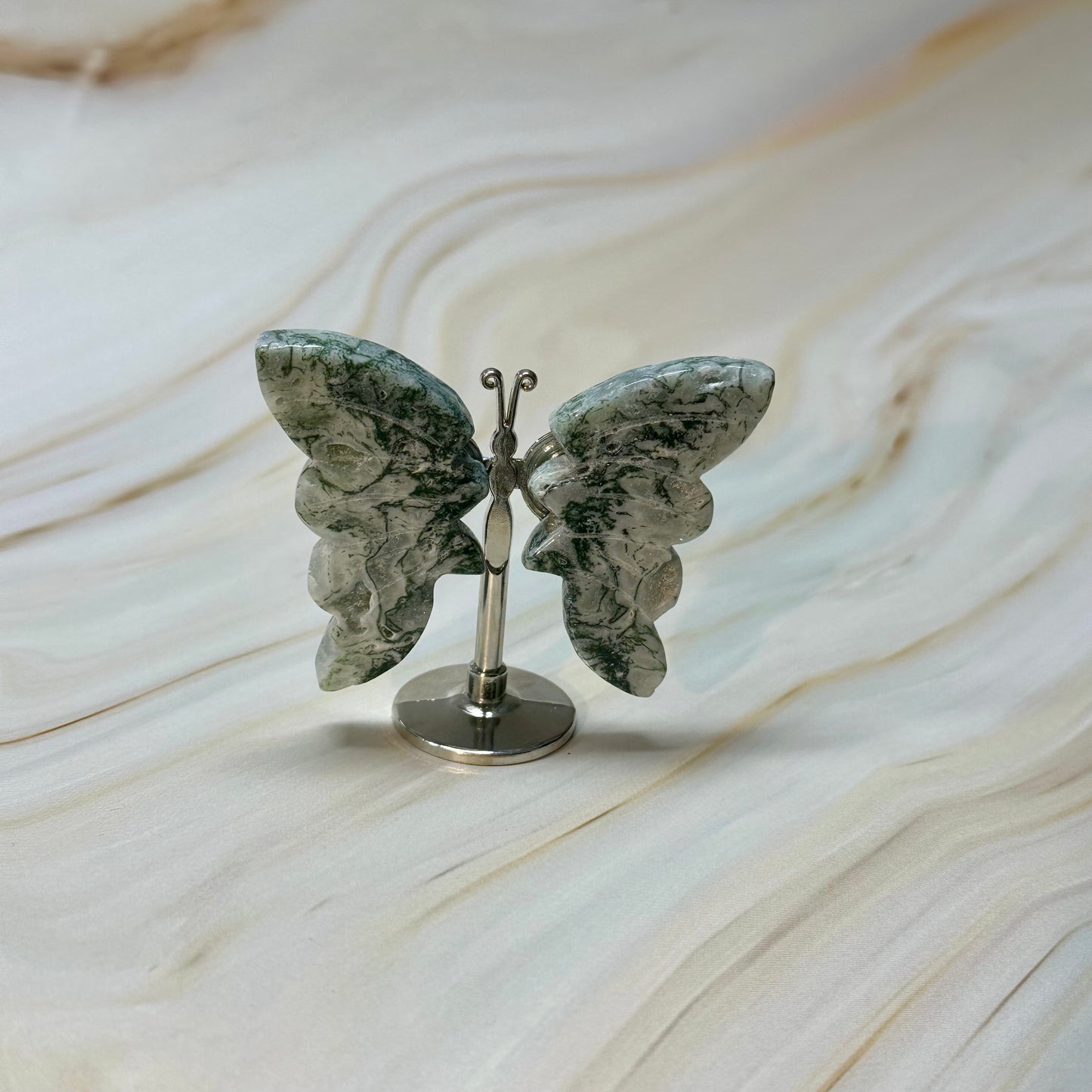 Kleine vlinder op standaard zilver