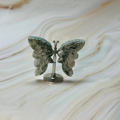 Kleine vlinder op standaard zilver