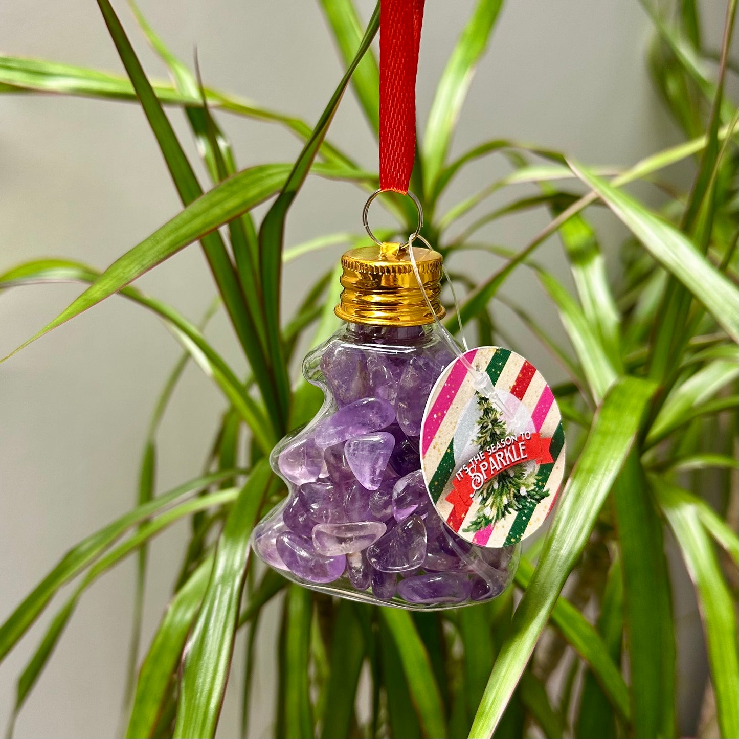 Kerstbal gevuld met steentjes