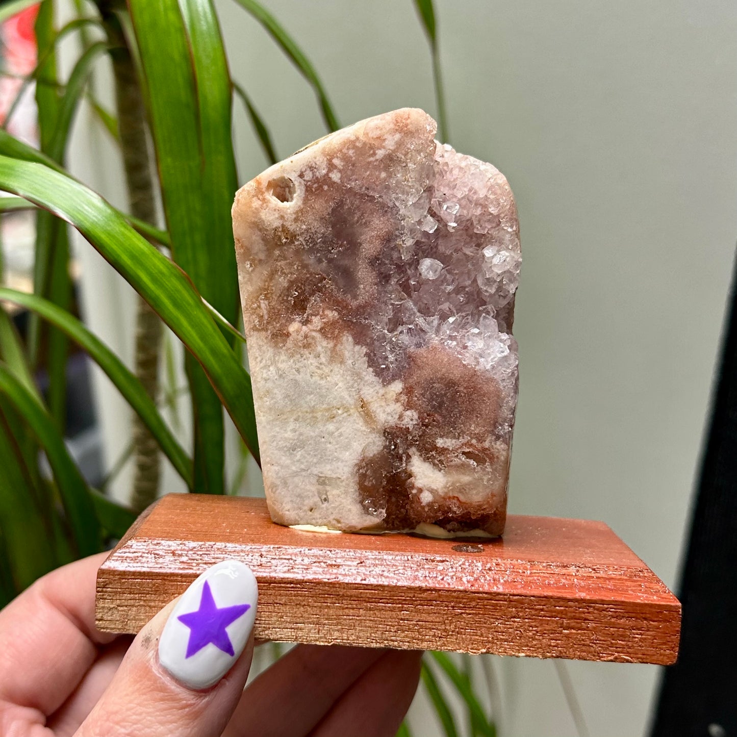Roze amethist op sokkel #69